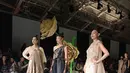 Runway Jakarta Fashion Week 2024 diramaikan dengan kehadiran sederet model ternama. Seperti Paula Verhoeven, Kelly Tandiono, dan Whulandary Herman. Ketiganya tampil membawakan busana dari Ernesto Abram. Intip potretnya!