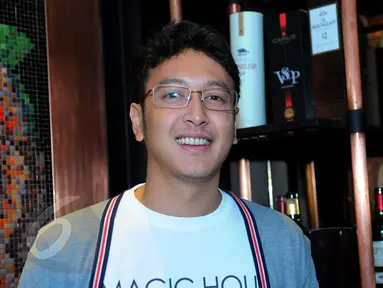 Aktor Dimas Anggara saat ditemui di kawasan Senopati, Jakarta Selatan, Kamis (4/6/2015). Pria berusia 26 tahun itu dikabarkan telah melangsungkan pertunangan. (Liputan6.com/Faisal R Syam)