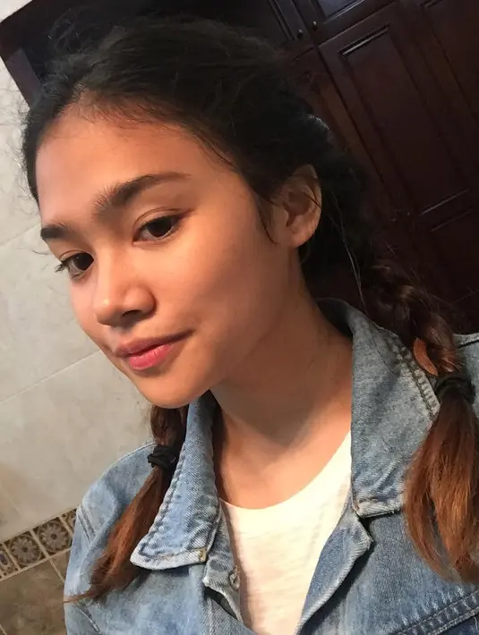 Dan kali ini, gadis remaja yang satu ini mengepang rambutnya menjadi dua bagian. Tak makeup berlebihan, namun Tyara tetap cantik memukau. (Instagram/tiaransvtr)