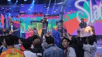 Aksi Slank dalam Konser Pesta Bola Dunia 2023 #IndonesiaSukses di Studio 5 Indosiar, Sabtu (5/11/2023) malam WIB. (Bola.com/Abdul Aziz)