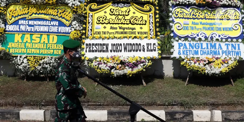 FOTO: Karangan Bunga Hiasi Area Rumah Duka Almarhum Pramono Edhie Wibowo