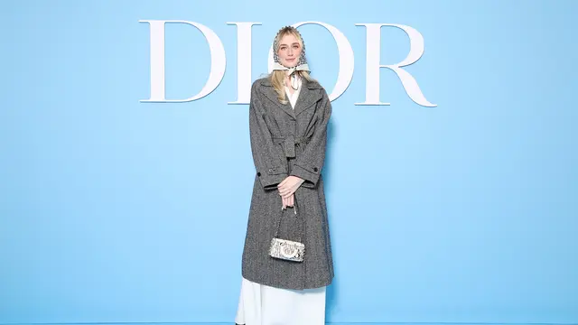 Parade Busana Hitam Putih dari Jisoo BLACKPINK hingga Natalie Portman di Show Dior untuk Paris Fashion Week