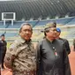 Wakil Wali Kota Bandung, Yana Mulyana (tengah), saat meninjau kesiapan Stadion Gelora Bandung Lautan Api (GBLA), Kamis (27/2/2020). Stadion GBLA rencananya akan digunakan untuk menggelar laga Shopee Liga 1 2020. (Bola.com/Erwin Snaz)