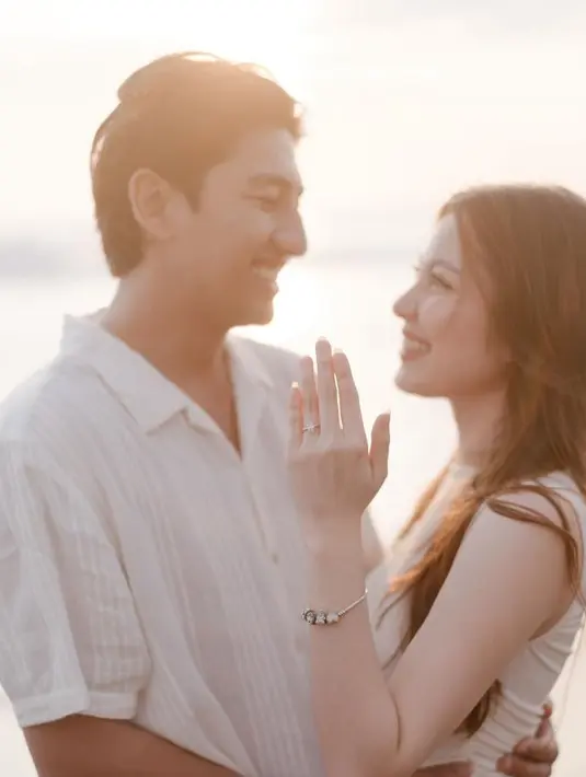 Haviza pun menerima pinangan sang pujaan hati dengan memamerkan cincin lamarannya. Tampak desain cincin pun terlihat simple namun indah. [@donnywg@lovoto.bali @adisukamotret]