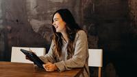 Financial independence juga harus dimiliki oleh wanita (Foto: Unsplash.com/Brooke Cagle)