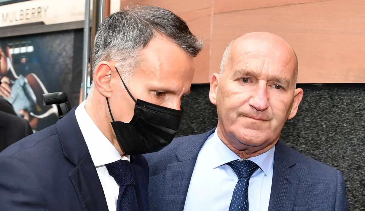 Sehari setelahnya, Ryan Giggs muncul dari kantor polisi. Dia dibebaskan setelah ada jaminan. Sebelum dibebaskan, Giggs diperiksa selama 20 menit oleh pihak Kepolisian Greater Manchester. (Foto: AFP/Paul Ellis)