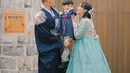 Sementara suami dan putranya kompak kenakan hanbok warna biru dongker dan topi Gat, khas pangeran di drama Korea. @rinni_w.