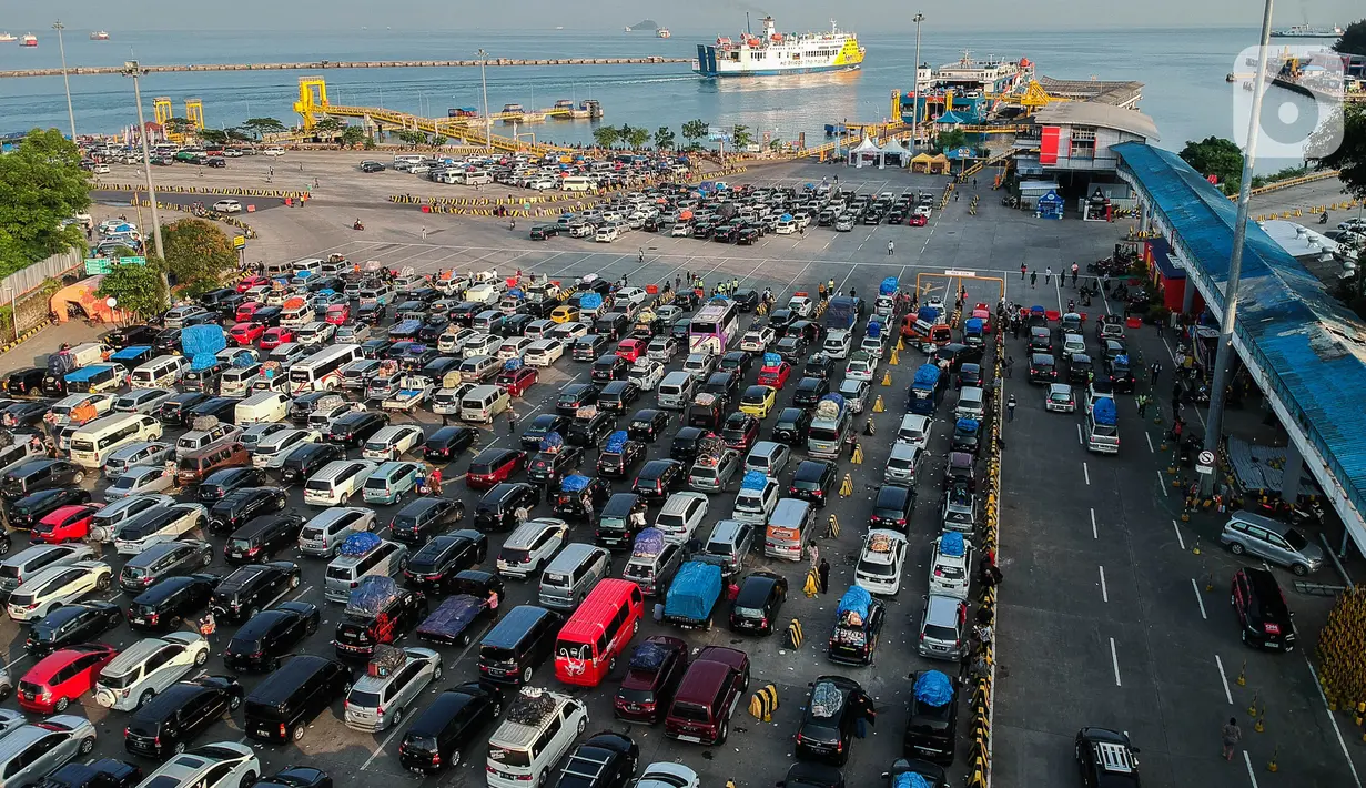 Untuk arus mudik Lebaran 2023, Kementerian Perhubungan sebelumnya telah melakukan pemisahan terhadap masyarakat yang akan menyeberang ke Pulau Sumatera. (Liputan6.com/Faizal Fanani)