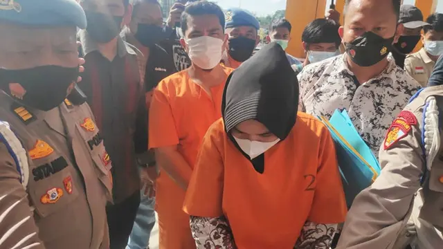 Tersangka pembobol rekening nasabah bank daerah di Riau memakai baju tahanan.