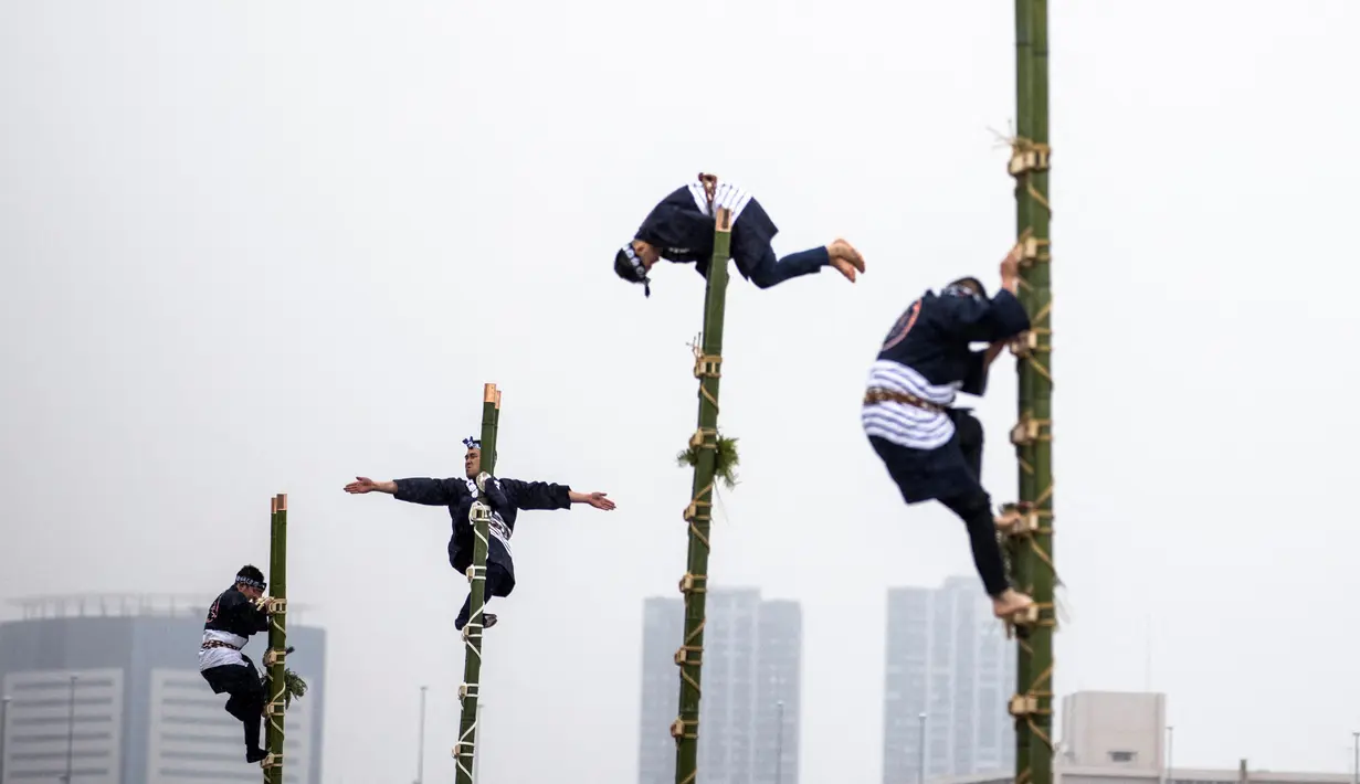 Anggota Asosiasi Pelestarian Pemadam Kebakaran Edo melakukan teknik pemadam kebakaran tradisional Jepang saat latihan pemadam kebakaran Tahun Baru di Tokyo, Jepang, 6 Januari 2022. (Behrouz MEHRI/AFP)
