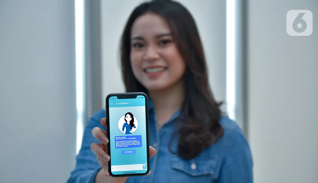 Model menunjukkan fitur terbaru E-Consultation dalam Garda Mobile Medcare di Jakarta, Kamis (16/09/2021). Fitur terbaru asuransi kesehatan dari Garda Medika memungkinkan peserta dapat konsultasi secara online melalui video call dengan dokter umum maupun spesialis. (Liputan6.com/HO/Medika)