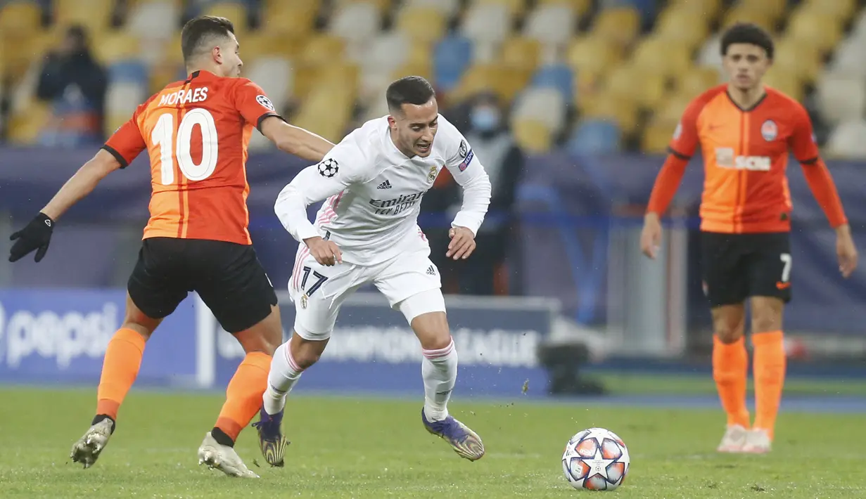 Penyerang Shakhtar Donetsk, Junior Moraes berebut bola dengan gelandang Lucas Vazquez pada matchday kelima Grup B Liga Champions di NSK Olimpiyskiy, Kiev, Rabu (2/12/2020) dini hari WIB. Real Madrid tumbang 0-2 di markas Shakhtar Donetsk.  (AP Photo/Efrem Lukatsky)