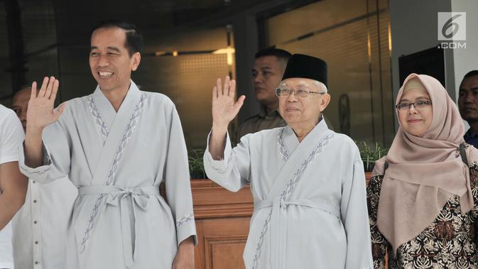 Bakal calon presiden dan wakil presiden Joko Widodo atau Jokowi (kiri) dan KH Ma'ruf Amin (tengah) melambaikan tangan sebelum tes kesehatan di RSPAD Gatot Subroto, Jakarta, Minggu (12/8). (Merdeka.com/Iqbal Nugroho)