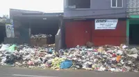 Sejumlah tumpukan sampah di beberapa titik jalan protokol Garut mulai memakan bahu jalan, dan menimbulkan bau tak sedap (Liputan6.com/Jayadi Supriadin)