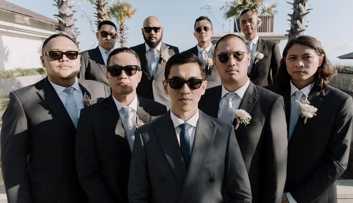 Acara dihadiri orang-orang terdekat kedua mempelai. Kali ini Molen didampingi para groomsmen yang tampil classy. [Instagram @bobciaw]
