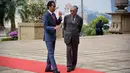 Presiden Joko Widodo berbincang dengan Perdana Menteri Malaysia Mahathir Mohamad usai upacara penyambutan resmi di Putrajaya (8/8/2019). Pertemuan membahas sejumlah isu dan upaya peningkatan kerja sama antara Indonesia dan Malaysia. (Farhan Abdullah/Department Of Information/AFP)