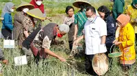 Gubernur Jawa Tengah (Jateng) Ganjar Pranowo menargetkan kebutuhan bawang putih di Jateng tercukupi hingga di atas 50 persen per bulan.