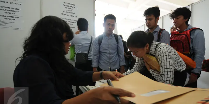 20150930-Begini Perjuangan Ribuan Pencari Kerja di Job for Career Senayan-Jakarta