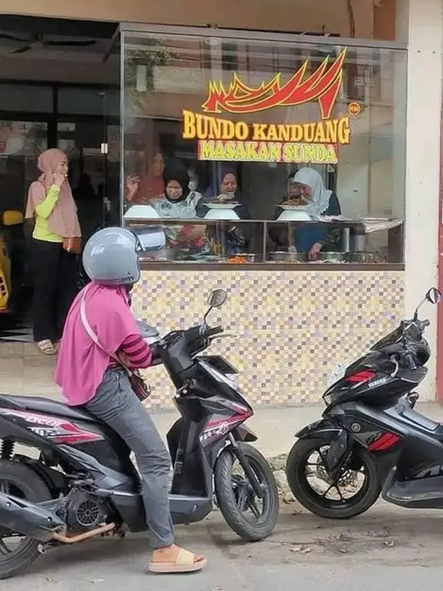 Enggak Biasa, Ini 6 Potret Warung Makan Padang yang Bikin Bingung Pelanggan