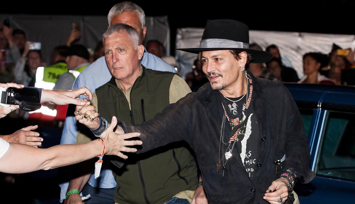 Johnny Depp menyapa penggemarnya sebelum mempresentasikan film terbarunya berjudul The Libertine, di Cinemageddon, Worthy Farm, Somerset selama Festival Glastonbury di Inggris, (22/6). (Photo by Grant Pollard/Invision/AP)
