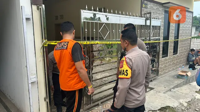 Inafis Satreskrim Polres Sukabumi saat olah tkp kasus pembunuhan di Pelabuhanratu (Liputan6.com/Istimewa).