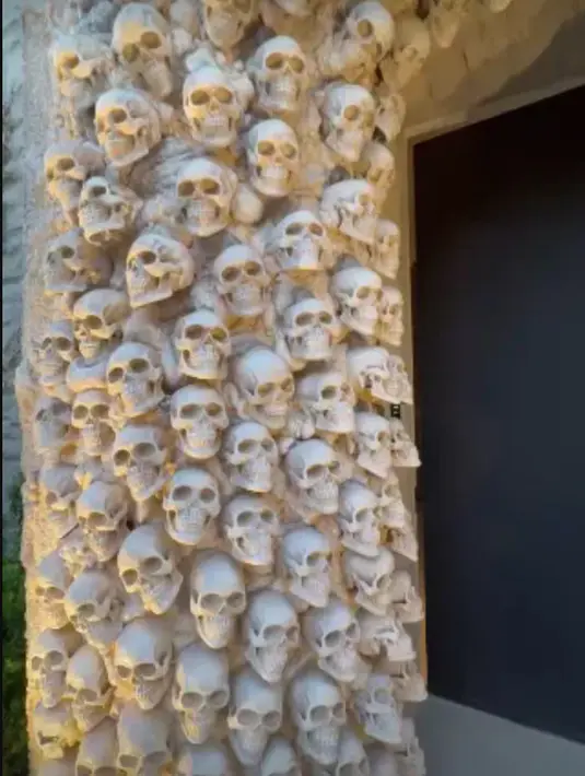 Detailnya pun sangat rapi, menunjukan keseriusan Kim dalam urusan dekorasi Halloween-nya. [Foto: Instagram/kimkardashian]