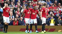 Penyerang Manchester United, Anthony Martial (kedua kanan) berselebrasi dengan rekannya usai mencetak gol ke gawang Chelsea pada pertandingan Liga Inggris di Old Trafford (11/8/2019). MU menang telak 4-0 atas Chelsea. (AP Photo/Dave Thompson)
