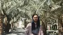 Dalam foto ini, Refal Hady tampil semakin mirip dengan pangeran Arab. Dengan outfit panjang serupa gamis berwarna cokelat muda yang lembut, Refal menambahkan beberapa detail aksesori yang menarik. Foto: Instagram.
