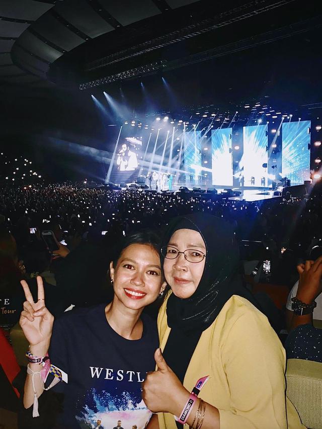 6 Potret Keseruan Yuki Kato Temani Sang Ibunda Nonton Konser Westlife