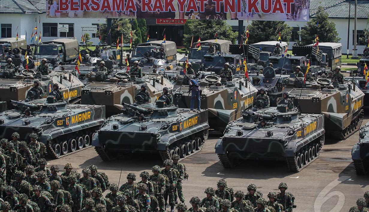 Kendaraan tempur milik Marinir pun terlihat masuk dalam barisan apel kesiapsiagaan di Lapangan Bhumi Marinir Cilandak,  Jakarta, Jumat (2/5/2014) (Liputan6.com/Faizal Fanani).