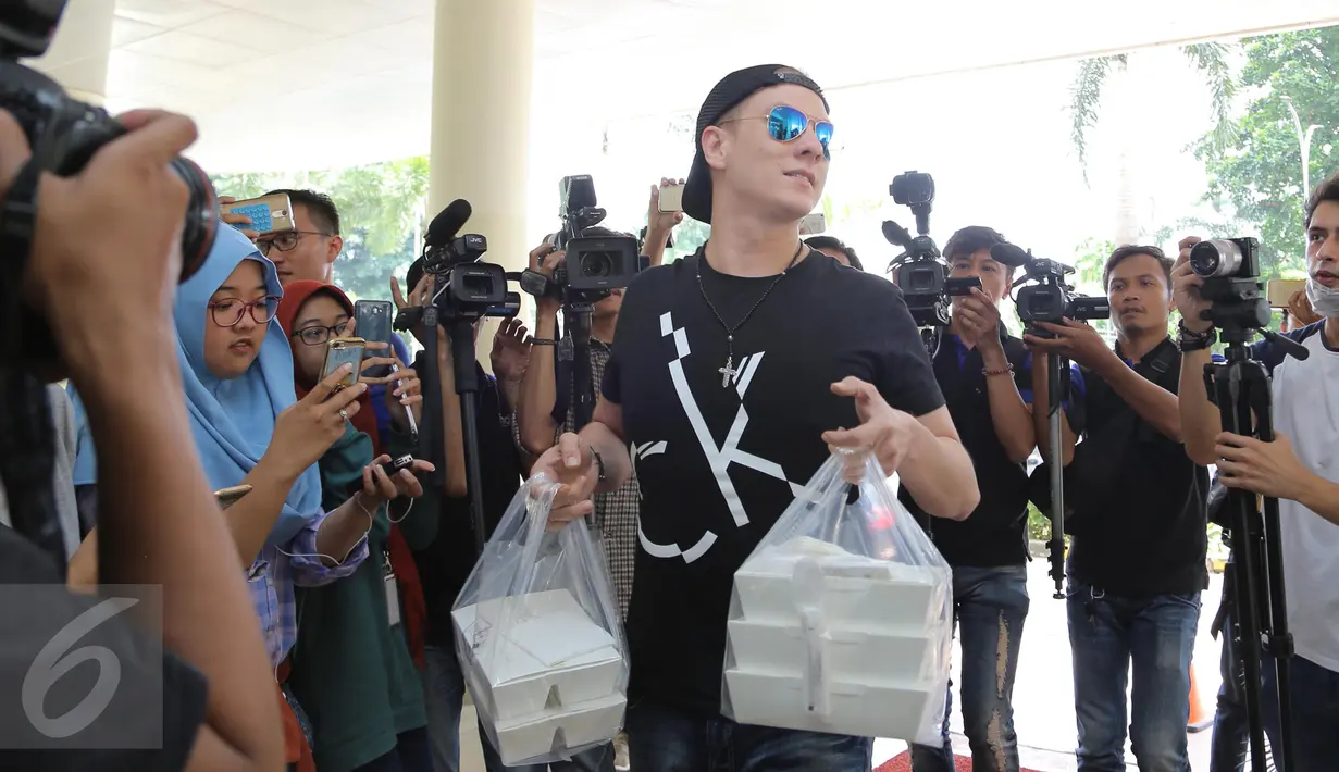 Bertrand Antolin membawa makanan saat menjenguk Julia Perez di Rumah Sakit Cipto Mangunkusumo, Jakarta, pada Kamis (20/4). Kedatangan Bertrand Antolin untuk menjenguk Julia Perez yang dikabarkan dalam kondisi kritis. (Liputan6.com/Herman Zakharia)