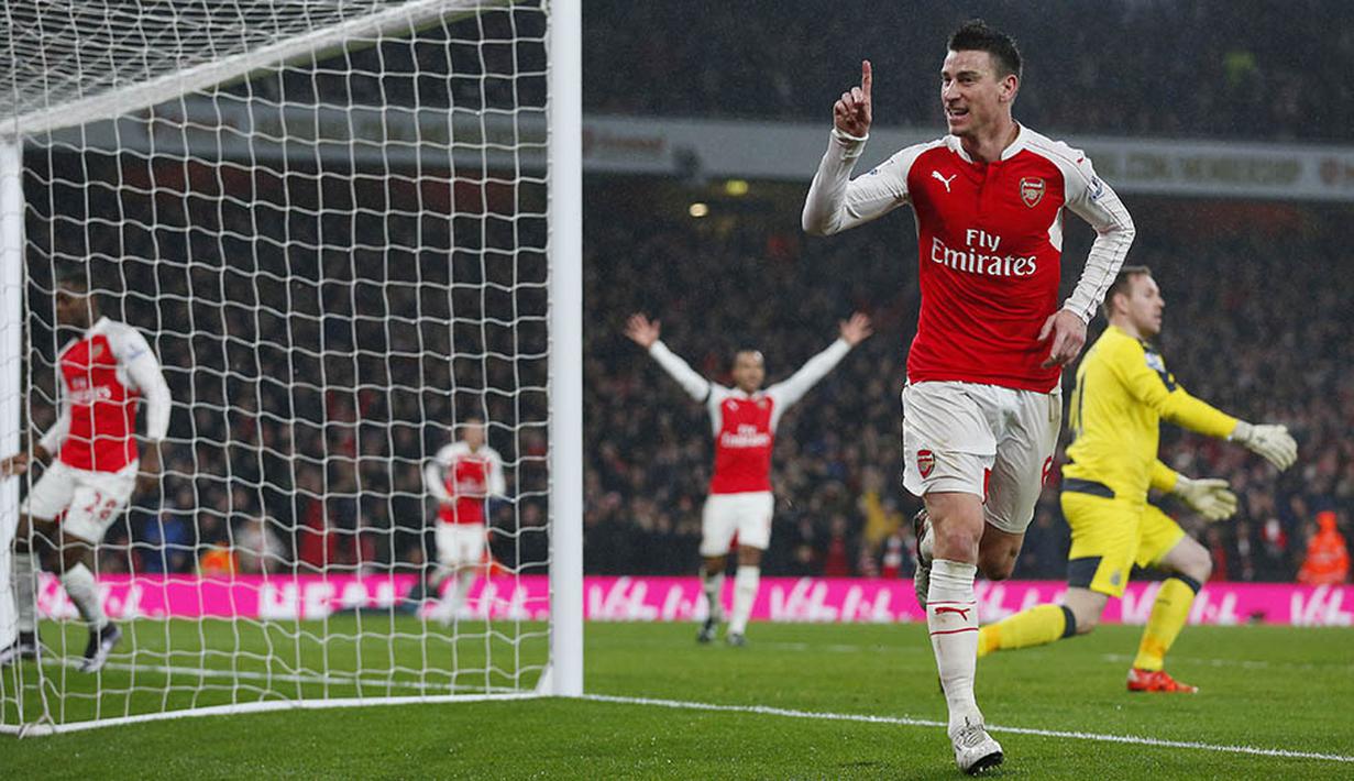 Bek Arsenal, Laurent Koscielny, merayakan gol yang dicetaknya ke gawang Newcastle pada laga Liga Premier Inggris di Stadion Emirates, Sabtu (2/1/2016). Arsenal berhasil menang 1-0 atas Newcastle. (Reuters/Eddie Keogh) 