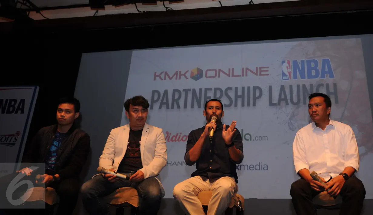 Diskusi saat peresmian kerja sama KMK Online dengan NBA di kawasan Senayan, Rabu (3/5). Total ada 240 pertandingan yang akan disiarkan langsung oleh Emtek setiap musimnya mulai dari musim reguler hingga final. (Liputan6.com/Gempur M Surya)
