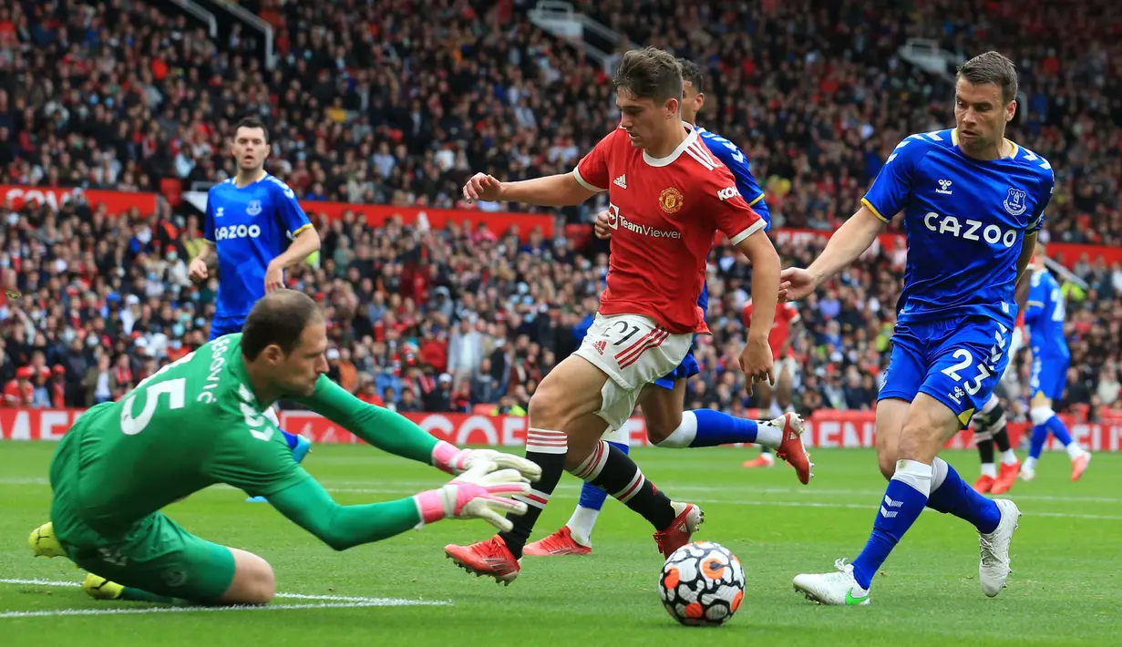 Begitupun dengan Daniel James yang hampir menambah keunggulan Setan Merah. Sayang bola masih bisa diamankan Asmir Begovic yang menggantikan Jordan Pickford. (Foto: AFP/Lindsey Parnaby)