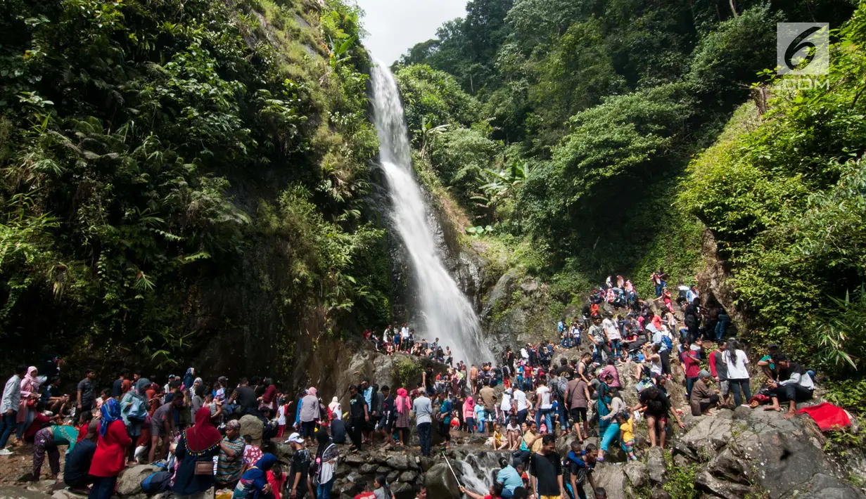 Sejumlah wisatawan menikmati air terjun di Kabupaten Karawang, Jabar, Kamis (29/6). Wisatawan memanfaatkan liburan Lebaran untuk mengunjungi tempat wisata bersama keluarga. (Liputan6.com/Gempur M Surya)