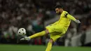 Penjaga gawang Tottenham Hotspur, Hugo Lloris menendang bola saat bertanding melawan Marseille selama pertandingan  Grup D Liga Champions di stadion Tottenham Hotspur, di London, Inggris, Kamis (8/9/2022). Tottenham menang atas Marseille 2-0. (AFP/Adrian Dennis)