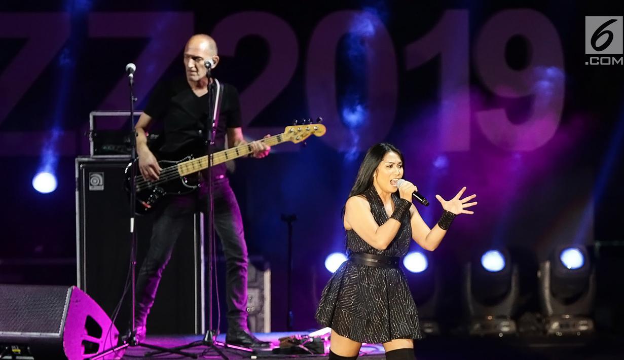 Penyanyi Anggun C Sasmi tampil menghibur penonton pada acara Prambanan Jazz Festival 2019 di Candi Prambanan, DI Yogyakarta, Minggu (7/7/2019). Tidak kurang dari 12 lagu dinyanyikan pemilik nama lengkap Anggun Cipta Sasmi ini  bersama bandnya selama satu jam. (Fimela.com/Bambang E. Ros)