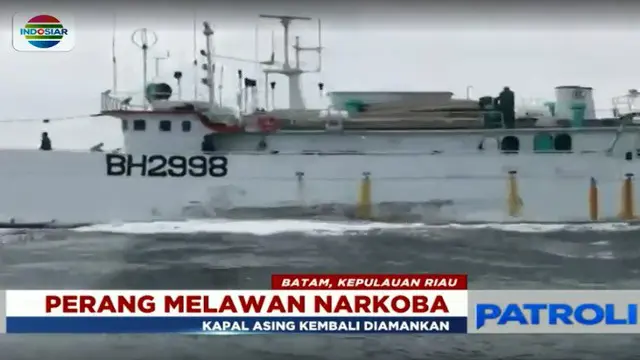 Selain menyita barang bukti, petugas juga mengamankan 28 anak buah kapal.