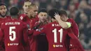 Gelandang Liverpool, Alex Oxlade-Chamberlain (ketiga kanan) berselebrasi dengan rekan-rekannya usai mencetak gol ke gawang KRC Genk pada pertandingan lanjutan Grup E Liga Champions di Stadion Anfield, Inggris (5/11/2019). Liverpool menang tipis 2-1 atas Genk. (AP Photo/Jon Super)