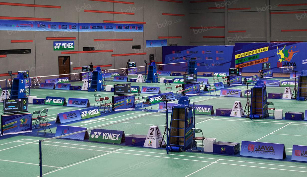 Suasana hall di GOR Jaya Raya. Gedung olahraga bulutangkis ini terdiri dari 16 lapangan dengan kapasitas penonton mencapai 500 orang. (Bola.com/Vitalis Yogi Trisna)