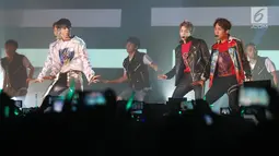 Penampilan boyband SHINee dalam konser bertajuk SHINee World V di JIExpo Kemayoran, Jakarta, 12 November 2016. Pria bernama asli Kim Jonghyun itu dikenal sebagai vokalis dengan kemampuan bernyanyi hingga nada empat oktaf. (Liputan6.com/Herman Zakharia)