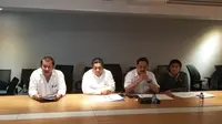 Perwakilan PSSI yakni Togar Manahan Nero, Gusti Randa, Haryo Yuniarto, dan Diza Rasyid Ali melakukans sesi jumpa pers seusai rapat Komite Eksekutif PSSI di Jakarta, Senin (12/10/2015). (Bola.com/Juprianto Alexander)