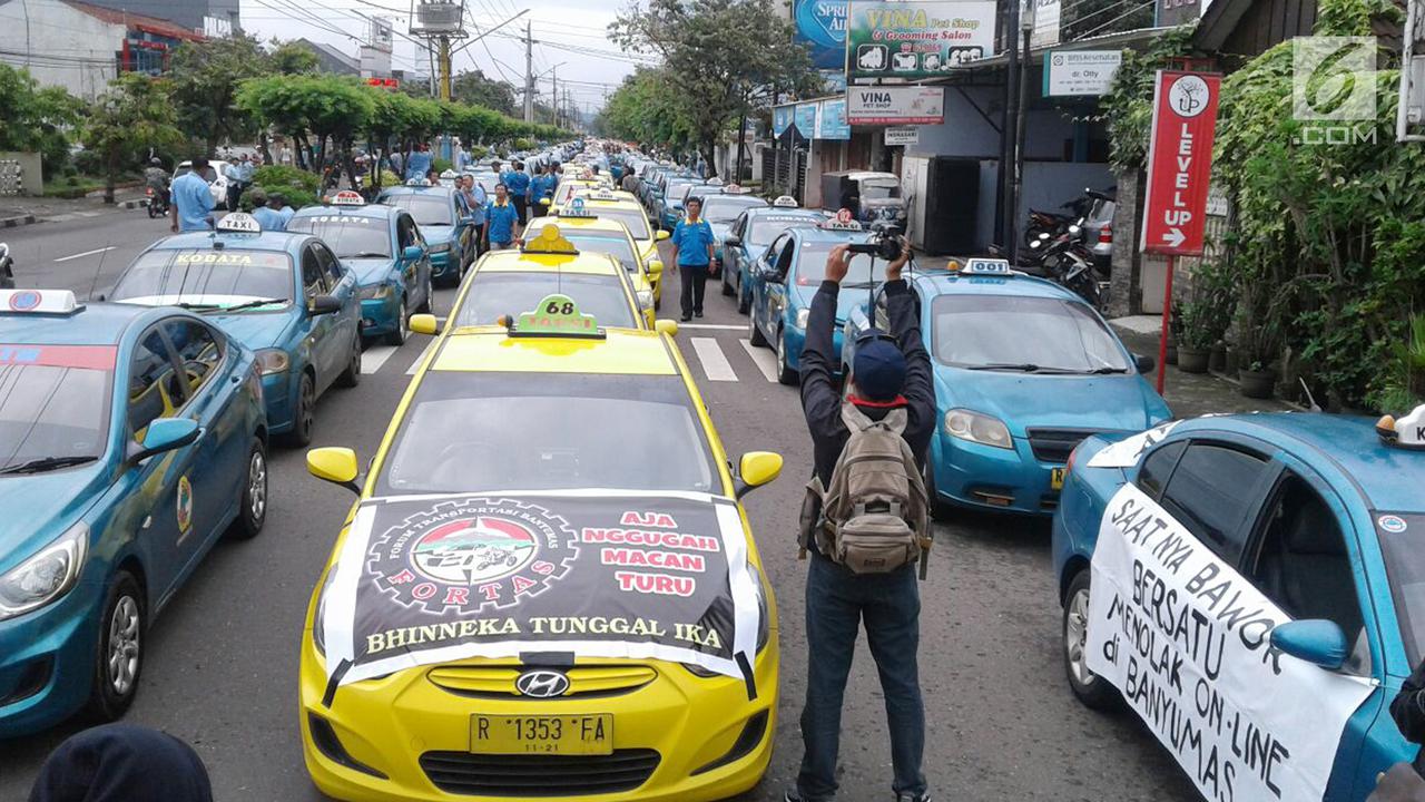 PHOTO: Tolak Transportasi Online, Sopir Angkot dan Taksi di Banyumas Mogok Massal