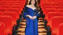 Lawan main Deva, Davina Karamoy tampil ekstra glamor dalam balutan off shoulder dress warna biru rancangan Byan Soe. Aksesori berupa anting dan kalung dari @noma_id @tindik.id menambah kesan mewah pada look-nya. [@davinaakaramoy]