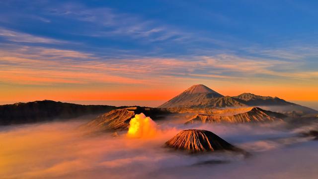 [Bintang] Mendaki 7 Gunung yang Punya 'Sunrise' Terindah di Indonesia