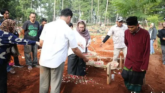 8 Momen Prosesi Pemakaman Chef Haryo Pramoe, Diiringi Tangis Haru Keluarga