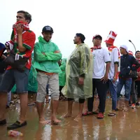 Beberapa suporter timnas Indonesia yang tak punya tiket memaksa masuk untuk menonton final Piala AFF 2016 di Stadion Pakansari. (Bintang.com/Adrian Putra)