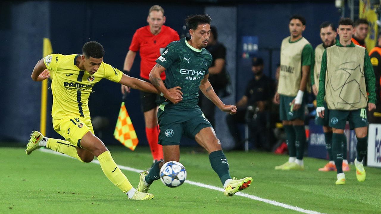 Pemain Villarreal, Santiago Mourino (kiri), berebut bola dengan pemain Manchester City, Tijjani Reijnders