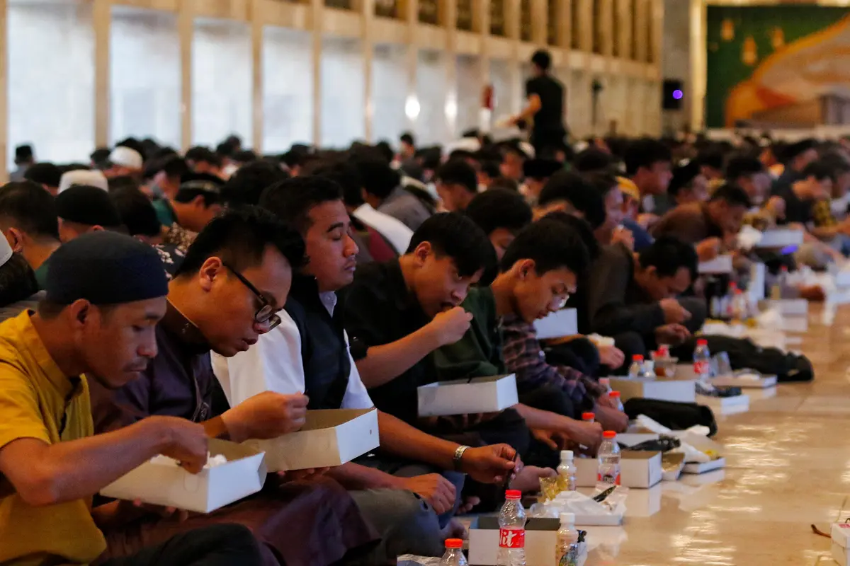 Melihat Kebersamaan Umat Muslim Berbuka Puasa Ramadhan di Masjid Istiqlal