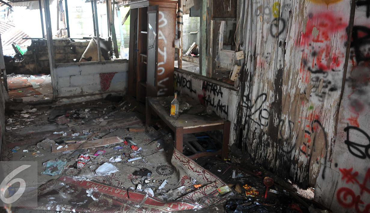 Suasana di dalam rumah kosong sebagai tempat pengguna dan pengedar Narkoba di Jalan Bendi Besar, Jakarta, Selasa (2/3). Barang bukti berupa alat suntik, narkoba jenis putaw, sabu, bong, ponsel dan senjata tajam diamankan. (Liputan6.com/Gempur M Surya)